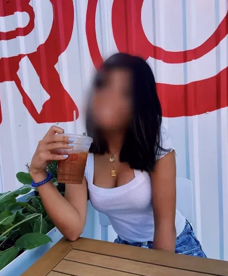 Sophie, 19